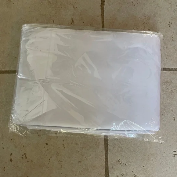White rectangle Table cloth NEW IN BAG - Picture 2 of 2